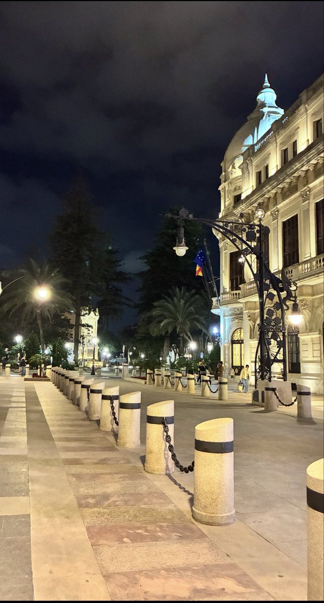 QueaveAt's tweet photo. Ésta era mi Ceuta hace apenas 6 meses, con tranquilidad objetiva 
Nada que ver con lo que dejé en Agosto, a toda una familia angustiada hasta el día de hoy 
No nos olvidéis, un caballa nunca se rinde 🖤🤍🖤
Buenas noches https://t.co/21ZzaokZ44