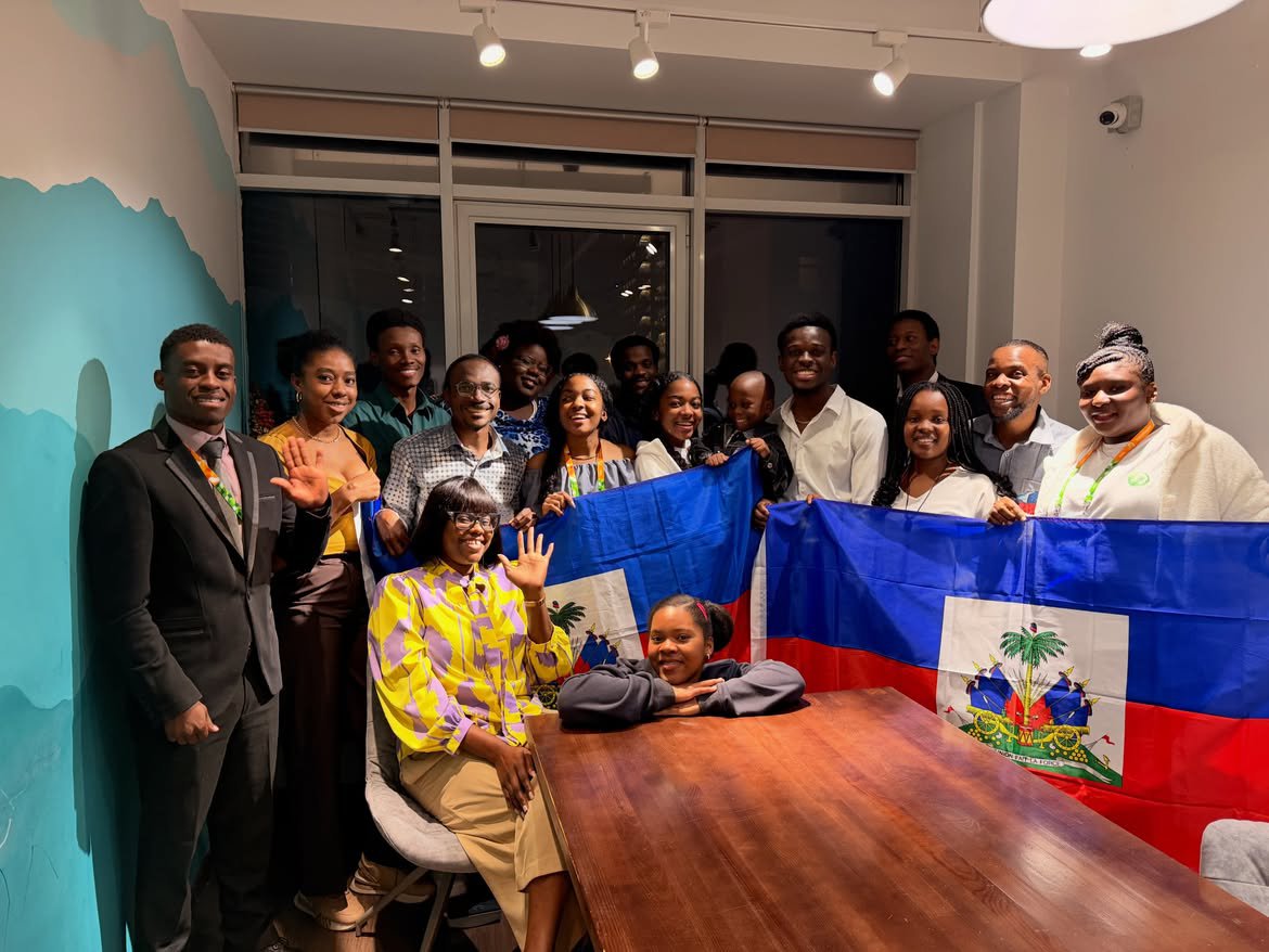 ariauuus's tweet photo. Aujourd’hui, à la rencontre de la communauté haïtienne en Russie 🇭🇹🇷🇺
Menm si fontyè yo separe nou rete yon fanmi ❤️ mwen renmen nou menm nou. https://t.co/2QR3jt0e9v