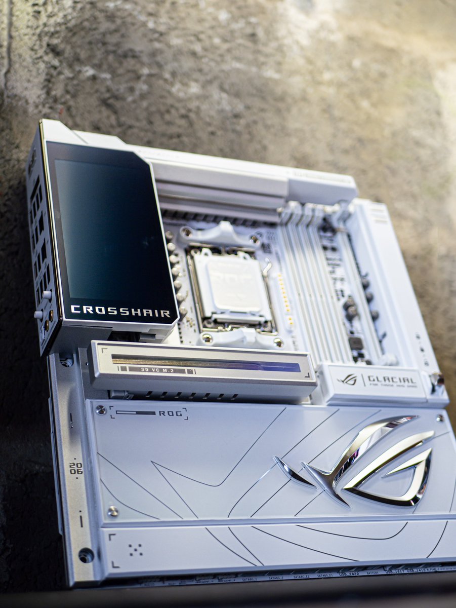 DRSpecterMod's tweet photo. ❄️⚡ ASUS ROG CROSSHAIR X870E GLACIAL ⚡❄️
Le blanc absolu, le métal, les détails ROG… 🥶
Une carte mère pensée comme une véritable pièce de collection.
🤍 Full White 

#ASUS #ROG #Crosshair #X870E #Glacial #PCModding #CustomPC #PCBuild #GamingPC #ROGPC #AM5
@ASUS_ROG_FR https://t.co/eTqS6eTqCf