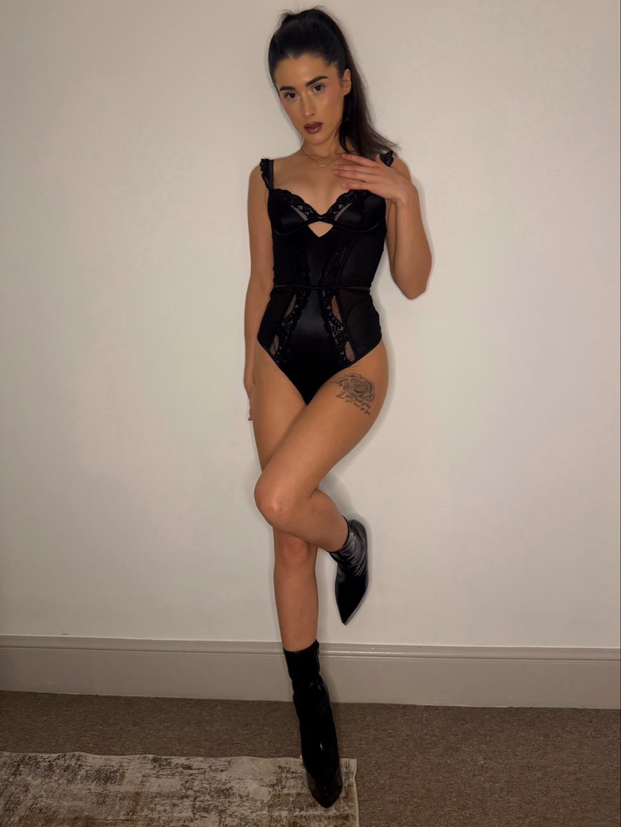 renrosalez's tweet photo. Be honest…Intimidating or irresistible?🖤✨ https://t.co/FEyTNTNg4F
