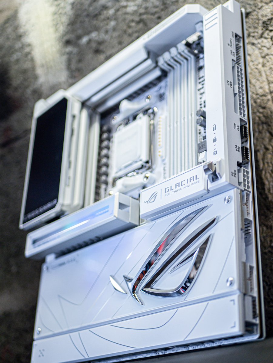 DRSpecterMod's tweet photo. ❄️⚡ ASUS ROG CROSSHAIR X870E GLACIAL ⚡❄️
Le blanc absolu, le métal, les détails ROG… 🥶
Une carte mère pensée comme une véritable pièce de collection.
🤍 Full White 

#ASUS #ROG #Crosshair #X870E #Glacial #PCModding #CustomPC #PCBuild #GamingPC #ROGPC #AM5
@ASUS_ROG_FR https://t.co/eTqS6eTqCf
