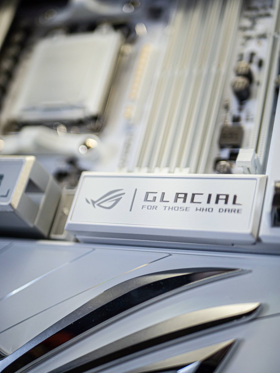 DRSpecterMod's tweet photo. ❄️⚡ ASUS ROG CROSSHAIR X870E GLACIAL ⚡❄️
Le blanc absolu, le métal, les détails ROG… 🥶
Une carte mère pensée comme une véritable pièce de collection.
🤍 Full White 

#ASUS #ROG #Crosshair #X870E #Glacial #PCModding #CustomPC #PCBuild #GamingPC #ROGPC #AM5
@ASUS_ROG_FR https://t.co/eTqS6eTqCf
