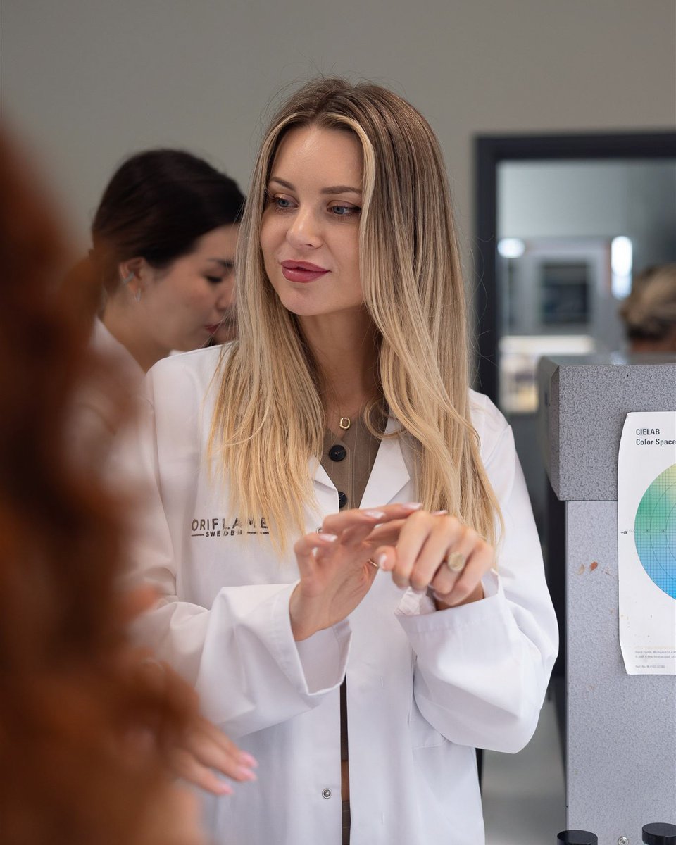 RodneyRoshmr's tweet photo. Raise your hand if you’d love to spend a day in a real beauty laboratory! We invited influencers and brand partners from over 25 countries to our lab in Stockholm, where they met our amazing scientists and even created their own personalized https://t.co/YndC0c2PFy