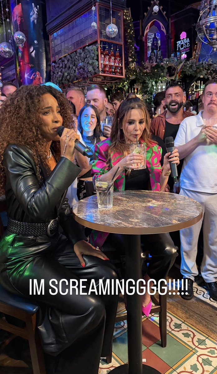 CheryINews2's tweet photo. NEW || @CherylOfficial and @KELLYROWLAND tonight 🩷💚 (via lake.Shaun) https://t.co/0Is60od5QY