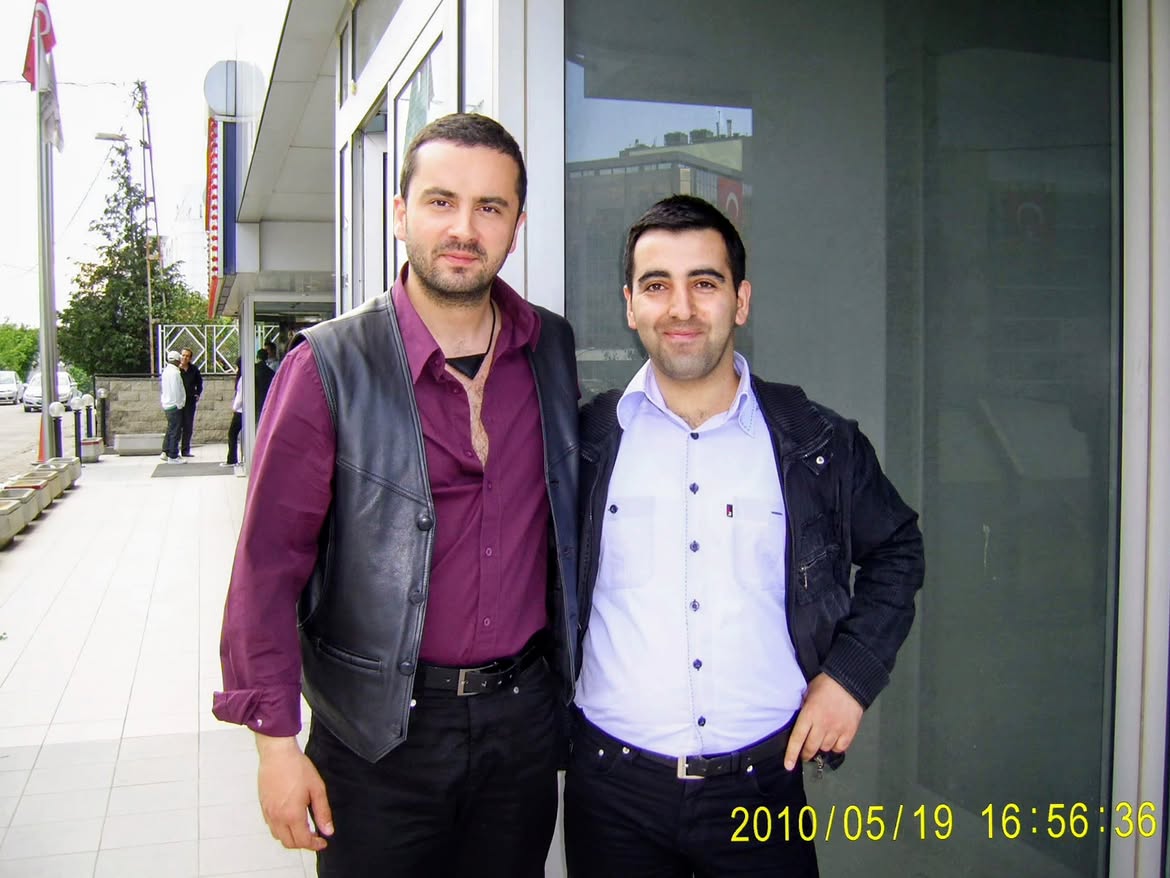 bpthaber's tweet photo. 2010 yılında Akasya Durağı setine giden bir vatandaş, oyuncularla çekildiği fotoğrafları paylaştı: https://t.co/wcB58M3JgW