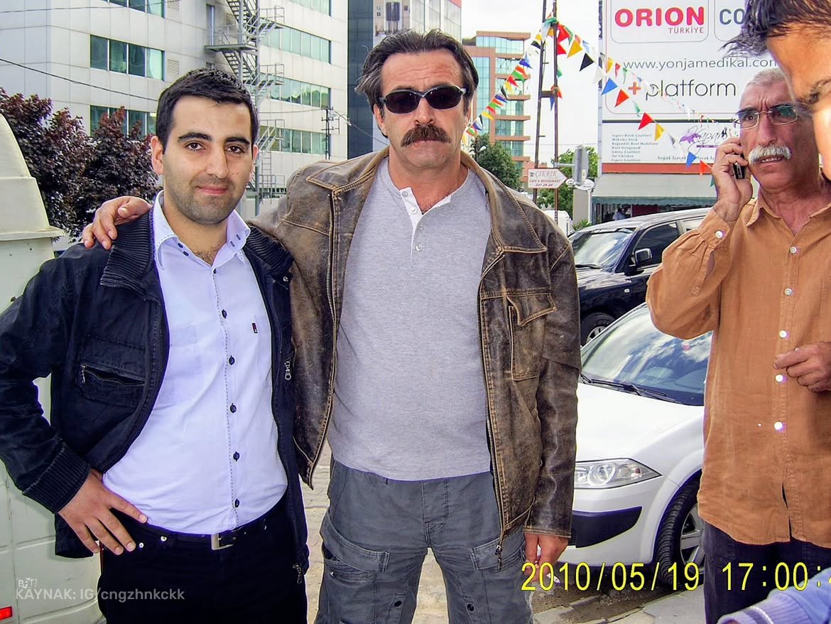 bpthaber's tweet photo. 2010 yılında Akasya Durağı setine giden bir vatandaş, oyuncularla çekildiği fotoğrafları paylaştı: https://t.co/wcB58M3JgW