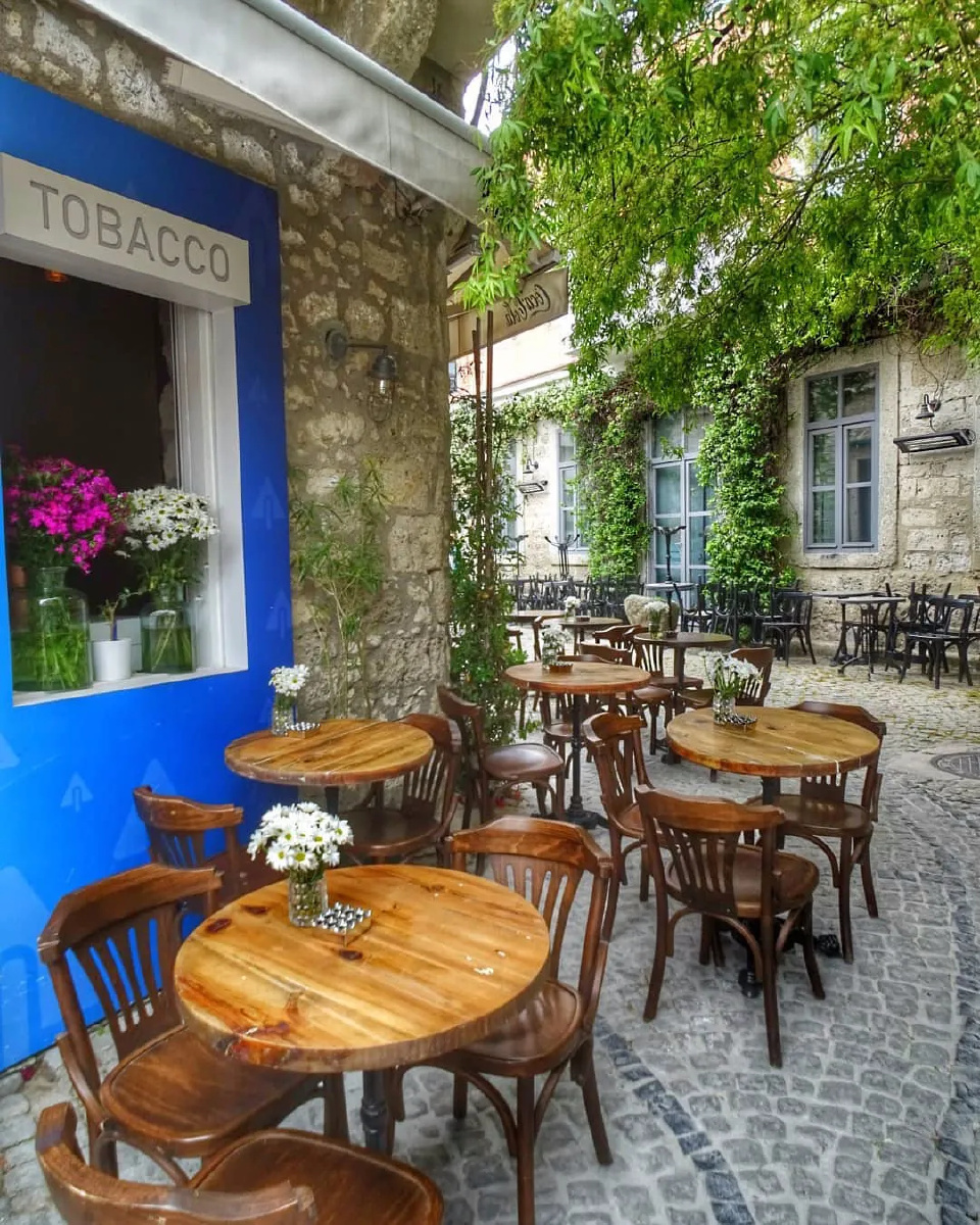 JanMhmd13696's tweet photo. Just spent the whole morning chasing golden sunlight through Lisbon’s tile-covered alleys and sipped a creamy espresso at a corner café—this European charm hits different.， https://t.co/5qa7V4C1l0