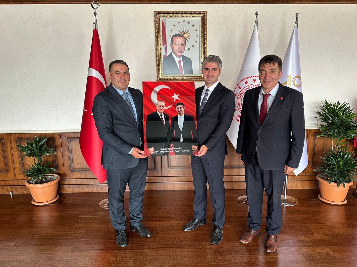 ErtugrlGaziTmsy's tweet photo. @TmsyGaziler olarak başta sn @tcbestepe @RTErdogan ve @MHP_Bilgi Genel  Başkanımız @dbdevletbahceli sn @tcailesosyal bakanımız @MahinurOzdemir olmak üzre bakan Yardımcılarımız Sn @ztarikdaroglu Bugün  bizleri  kabul edip her daim yanımızda olan @SayimMadak @ashb_sehitgazi Genel Müdürümüz Sn @mhrmkurt  beye milli savunma Komisyon başkanımız Sn @hulusiakarmedya bakanımıza komisyon üyeleri sn @refik_ozen16 @FeyziBerdibek1 ve bizler için geceli gündüzü yirmidört saat esasına dayalı çalışma yapan çok değerli kıymetli vekilimiz. Sn @celebimehmeta vekilimize   teşekkürlerimizi sunuyoruz. Devletimiz her daim. Şehit ailelerimizin, gazilerimizin her daim yanında olmuştur. Yanında da olmaya devam etmektedir. Devletimize olan inancımız ve güvenimiz tamdır. Allah devletimizden razı olsun.
Bugüne kadar hep şunu söyledim ve söylemeye devam edeceğim.  Gazi Onurlu saygın kişidir. Gazi kişi örnek işidir. Vatan için ülke için mermi yemek herhangi birine , yada devletimizi yönetenlere hakaret  etme , parmak sallama hakkı vermemektedir. Gaziliğimize, onurumuza yakışır bir şekilde. Her daim devletimizin yanında. Emrinde olmaya devam edeceğiz. Allah devletimizden razı olsun.
Devletimiz her daim şehitlerimize gazilerimize sahip çıkmıştır. @Akparti
@drbetulsayan bakanımıza 
@leventalyyildiz başkanımıza bizlere vermiş olduğu emeklerinden ve desteklerinden dolayı sonsuz teşekkürlerimizi sunuyorum.