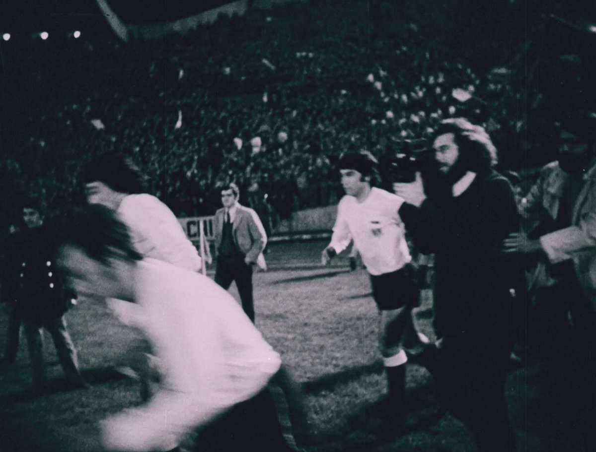 MoralescMarcelo's tweet photo. Viendo un reportaje sobre Colo-Colo 73, fugazmente vi algo familiar. La busqué hasta que di con ella en @CinetecaChile  y comprobé mi sospecha: era Jorge Mūller con Patricio Guzmán filmando al equipo en la final de la Libertadores con Independiente, el 29 de mayo de 1973. Sigo-> https://t.co/UFkMULeTUa