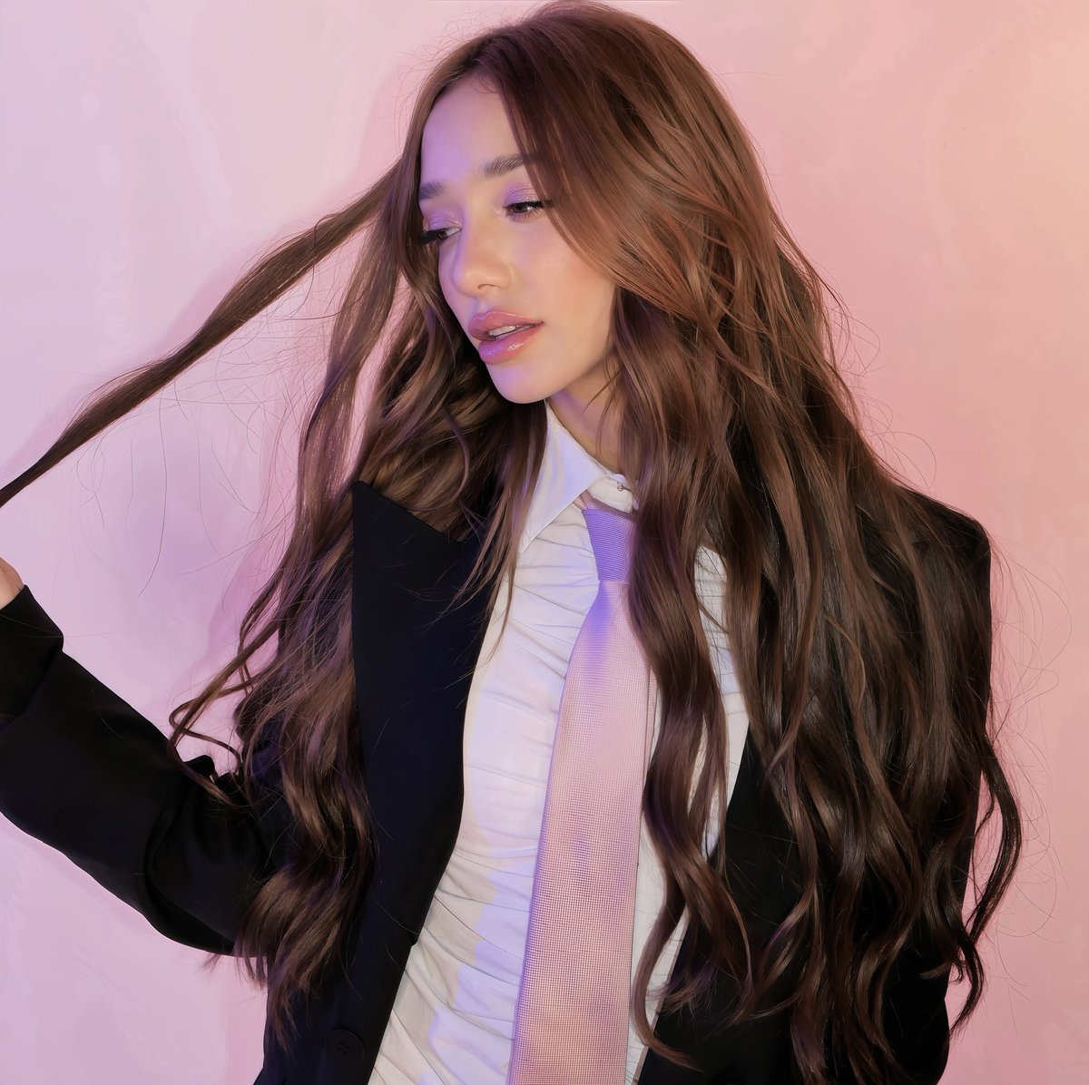 cieladita's tweet photo. ❀⋆⸜ 𝐀́𝗇𝗀𝖾𝗅𝖺'𝑠 𝘂𝗽𝗱𝗮𝘁𝗲 𝑖𝑛 𝖺𝗇𝗀𝖾𝗅𝗂𝖼-𝗴𝗮𝗹𝗹𝗲𝗿𝘆 ˒ 𝑎𝗱𝗱 𝘁𝗲𝘅𝘁: Tenía que usar un look elegante especialmente para la sesión de fotos que hice con mis compañeros para la portada de un anuncio. https://t.co/MTB92BtIC3