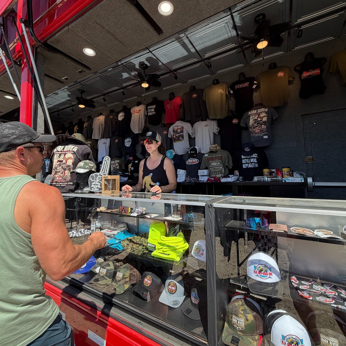 JayeSeager's tweet photo. We're live at Bark River! The team is on-site all weekend with new event merchandise, hats, tees, collectibles, and more. Stop by the Traders ABM merchandise trailer and see what's new. See you at the track! https://t.co/XDYvHqAxNC