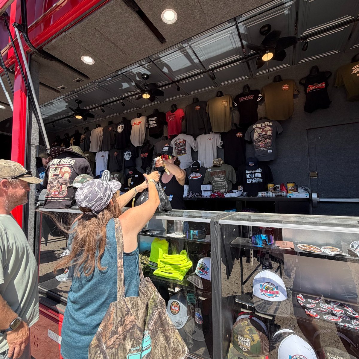JayeSeager's tweet photo. We're live at Bark River! The team is on-site all weekend with new event merchandise, hats, tees, collectibles, and more. Stop by the Traders ABM merchandise trailer and see what's new. See you at the track! https://t.co/XDYvHqAxNC