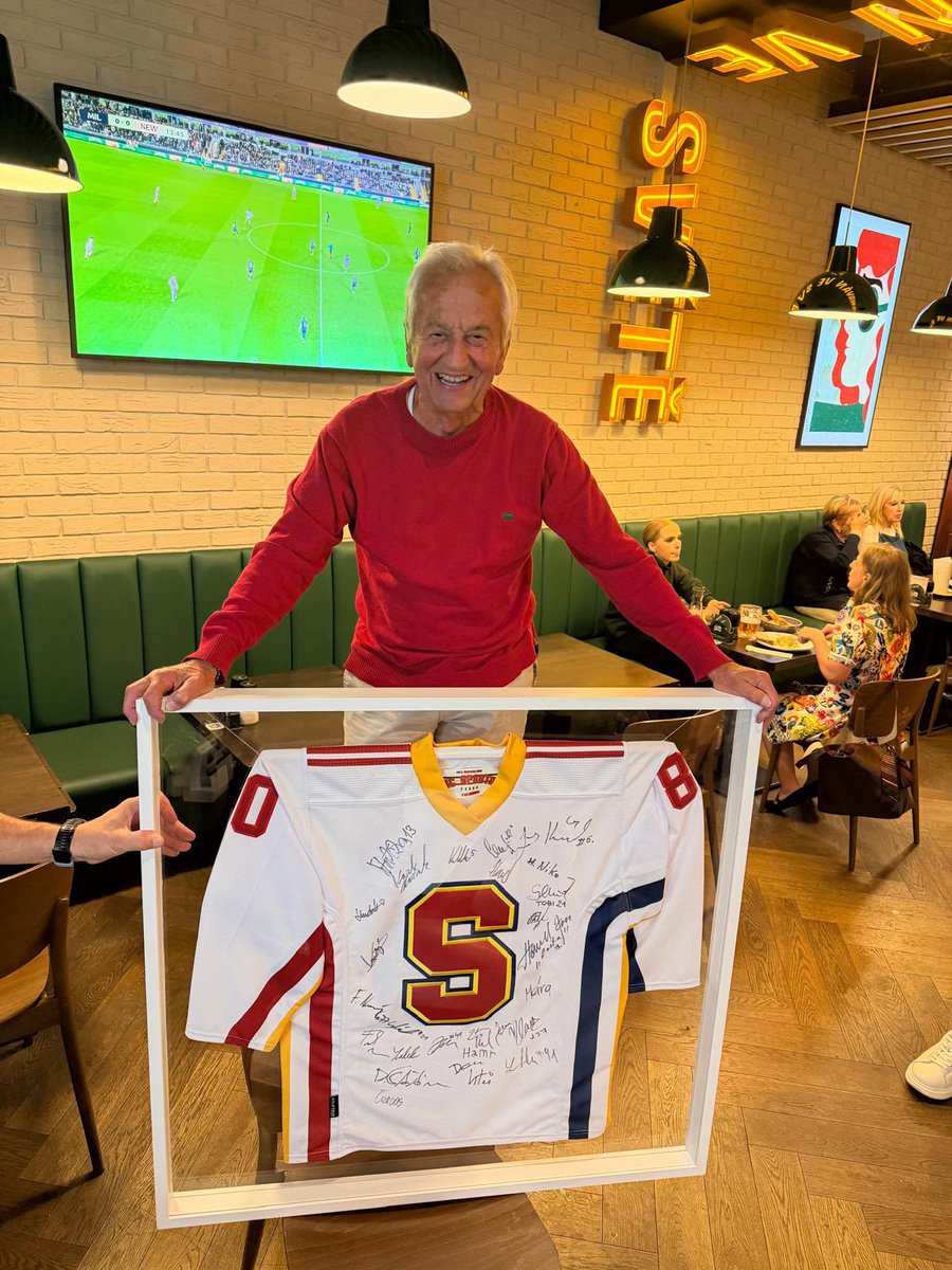 p_vosmik's tweet photo. Trenérská legenda Sparty, která stála u hokejových začátků stovek hráčů. 🔵🟡🔴 Víťa Zikmund oslavil 80. narozeniny, ale do důchodu se rozhodně nechystá!

Přejeme hlavně pevné zdraví, spoustu energie a ještě mnoho dalších talentů vychovaných ve sparťanské přípravce! ❤️ https://t.co/CFEAhKmvhQ