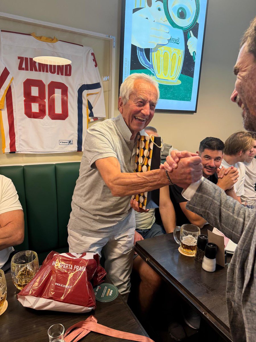 p_vosmik's tweet photo. Trenérská legenda Sparty, která stála u hokejových začátků stovek hráčů. 🔵🟡🔴 Víťa Zikmund oslavil 80. narozeniny, ale do důchodu se rozhodně nechystá!

Přejeme hlavně pevné zdraví, spoustu energie a ještě mnoho dalších talentů vychovaných ve sparťanské přípravce! ❤️ https://t.co/CFEAhKmvhQ