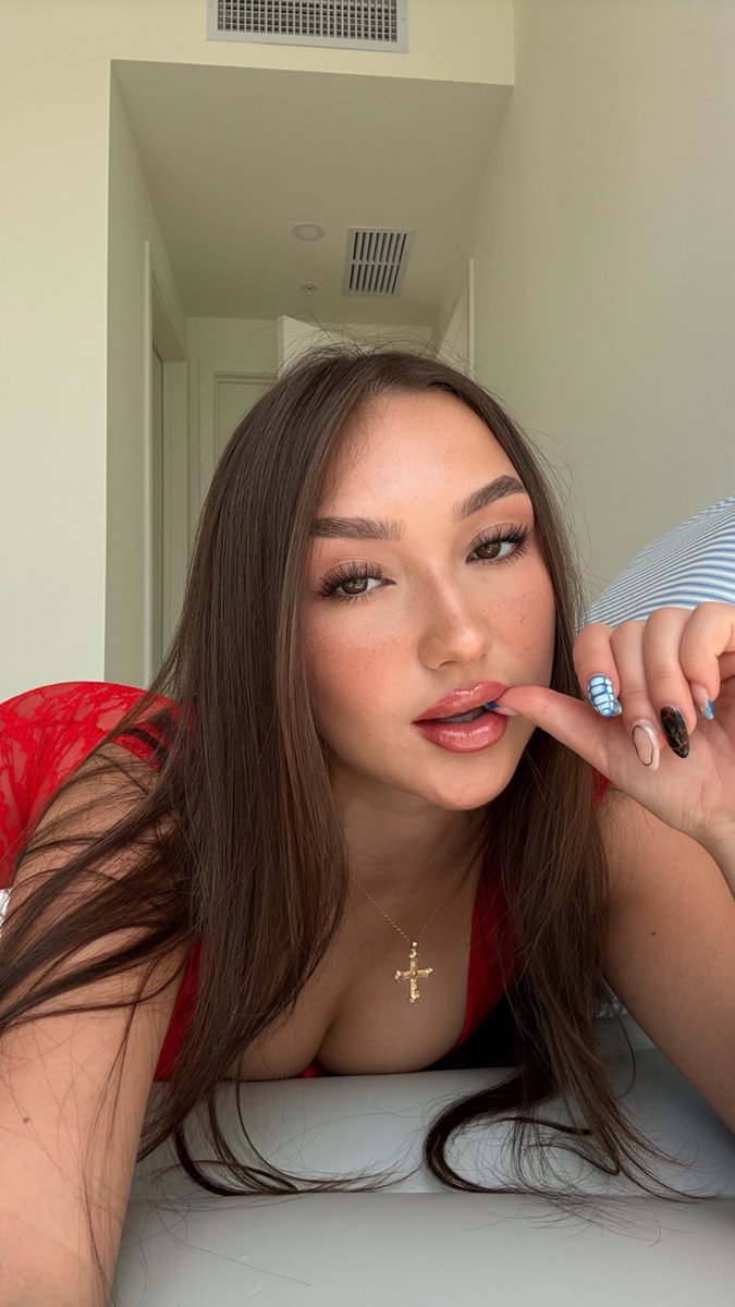 brynnwilder's tweet photo. do you like my nails? https://t.co/xdZJJXwRJL