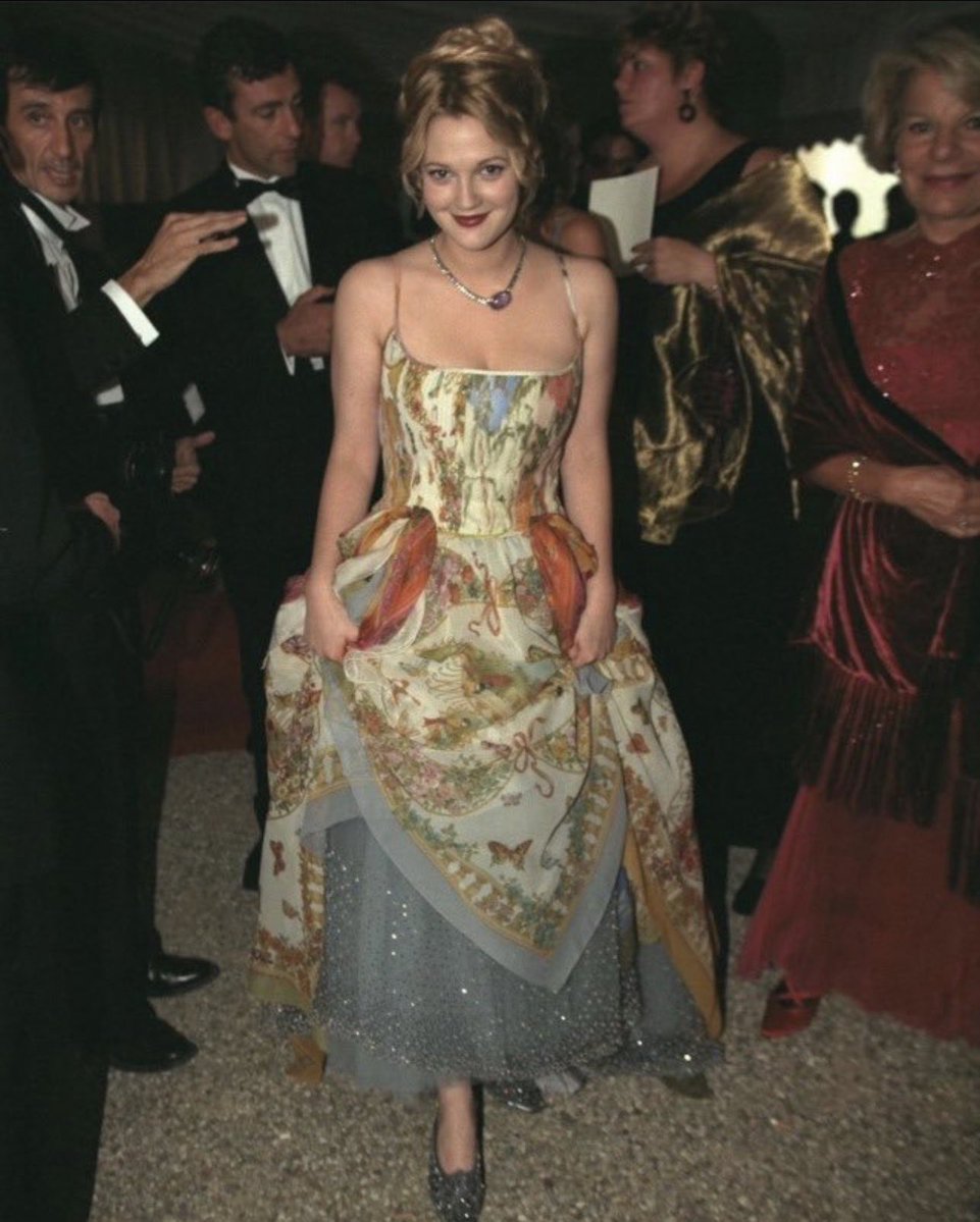 Hellokraze's tweet photo. Drew Barrymore at the Ever After premiere 1998 https://t.co/JqeU9QuiJO