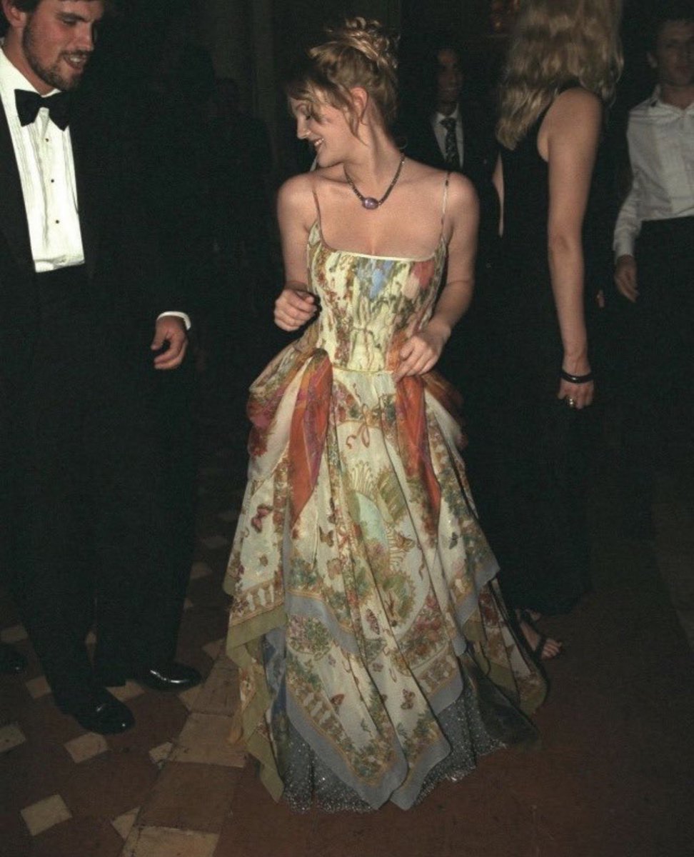 Hellokraze's tweet photo. Drew Barrymore at the Ever After premiere 1998 https://t.co/JqeU9QuiJO