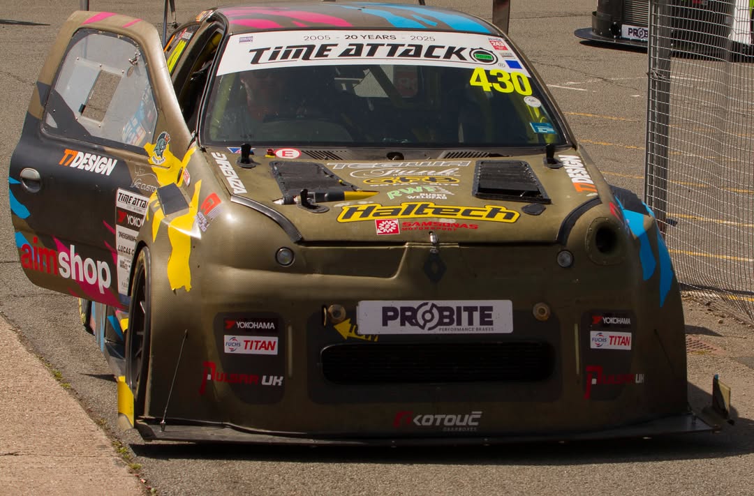 FloreneCar1a's tweet photo. @ruskiweldfab's K24-swapped Clio might be the wildest Renault build I've ever seen. @timeattack_uk https://t.co/BdMofbvai6