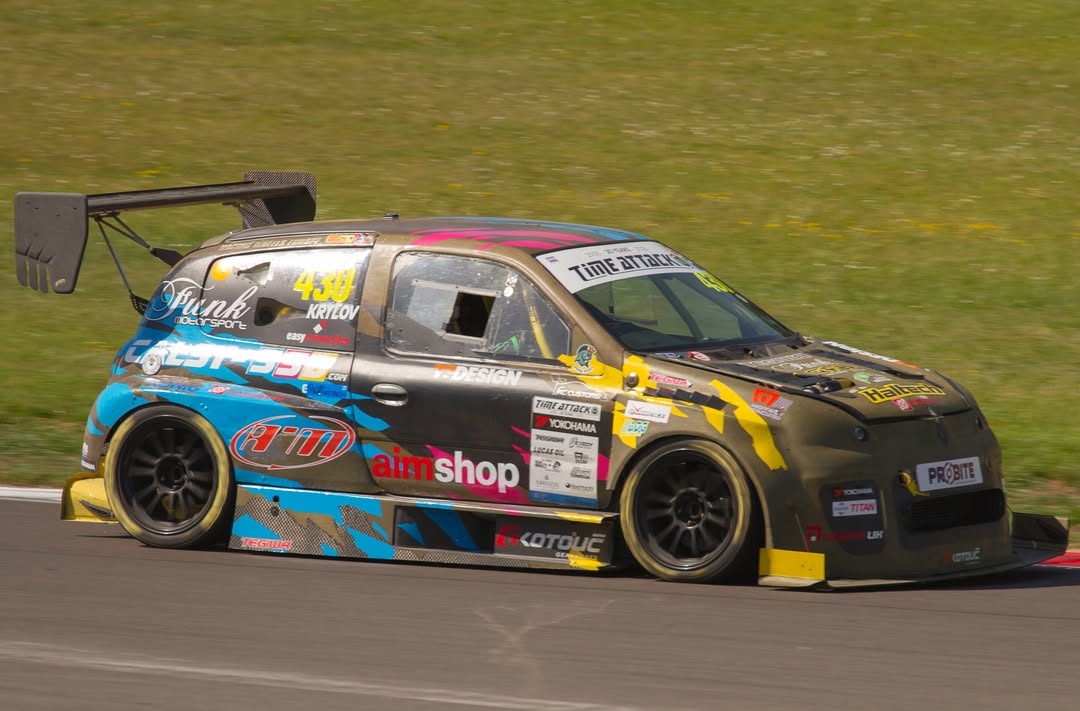 FloreneCar1a's tweet photo. @ruskiweldfab's K24-swapped Clio might be the wildest Renault build I've ever seen. @timeattack_uk https://t.co/BdMofbvai6
