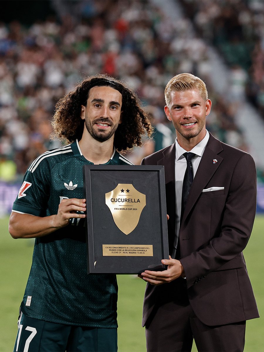 realmadrid's tweet photo. 🎖️ ¡Homenaje a @Cucurella3 por la Copa del Mundo! https://t.co/5dmWCNZQ2U