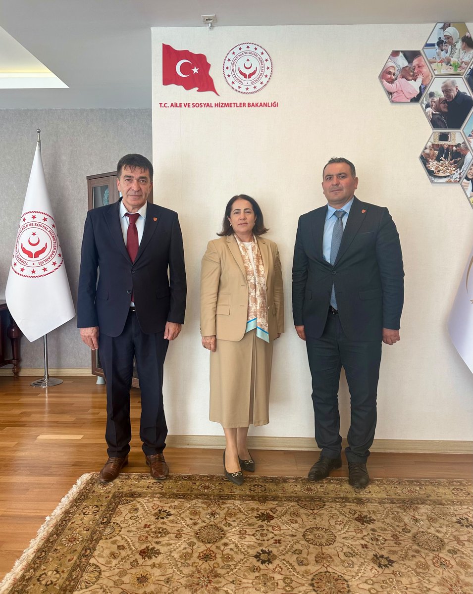 ErtugrlGaziTmsy's tweet photo. @TmsyGaziler olarak başta sn @tcbestepe @RTErdogan ve @MHP_Bilgi Genel  Başkanımız @dbdevletbahceli sn @tcailesosyal bakanımız @MahinurOzdemir olmak üzre bakan Yardımcılarımız Sn @ztarikdaroglu @SayimMadak @ashb_sehitgazi Genel Müdürümüz Sn @mhrmkurt  beye milli savunma Komisyon başkanımız Sn @hulusiakarmedya bakanımıza komisyon üyeleri sn @refik_ozen16 @FeyziBerdibek1 ve bizler için geceli gündüzü yirmidört saat esasına dayalı çalışma yapan çok değerli kıymetli vekilimiz. Sn @celebimehmeta vekilimize sonsuz teşekkürlerimizi sunuyoruz. Devletimiz her daim. Şehit ailelerimizin, gazilerimizin her daim yanında olmuştur. Yanında da olmaya devam etmektedir. Devletimize olan inancımız ve güvenimiz tamdır. Allah devletimizden razı olsun.
Bugüne kadar hep şunu söyledim ve söylemeye devam edeceğim.  Gazi Onurlu saygın kişidir. Gazi kişi örnek işidir. Vatan için ülke için mermi yemek herhangi birine , yada devletimizi yönetenlere hakaret  etme , parmak sallama hakkı vermemektedir. Gaziliğimize, onurumuza yakışır bir şekilde. Her daim devletimizin yanında. Emrinde olmaya devam edeceğiz. Allah devletimizden razı olsun.
Devletimiz her daim şehitlerimize gazilerimize sahip çıkmıştır. @Akparti
@drbetulsayan bakanımıza 
@leventalyyildiz başkanımıza bizlere vermiş olduğu emeklerinden ve desteklerinden dolayı sonsuz teşekkürlerimizi sunuyorum.