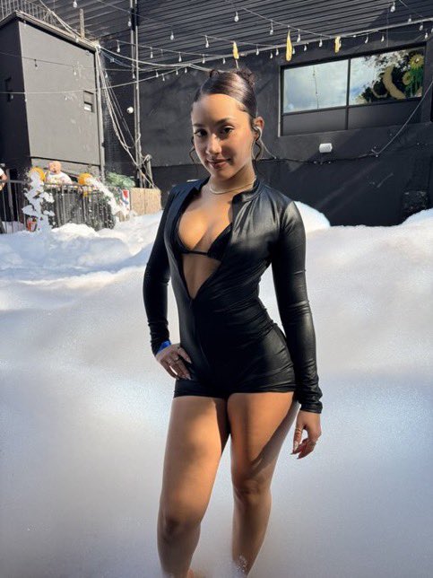 spendonlayla's tweet photo. I'm a sexual sadist. I get turned on by hurting, humiliating and breaking subs

Poppers? 
I'll give you the biggest high you have ever experienced and make you pass out.

Intox?
I'll make you drink until you collapse.

CBT?
I'l bust your balls until you're crying, and keep going https://t.co/s4LxT0pBrS