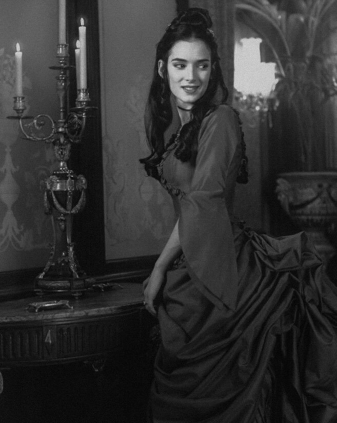 TheCinesthetic's tweet photo. winona ryder as mina harker in ‘bram stocker’s dracula’ (1992) https://t.co/aJlTZQmEUf
