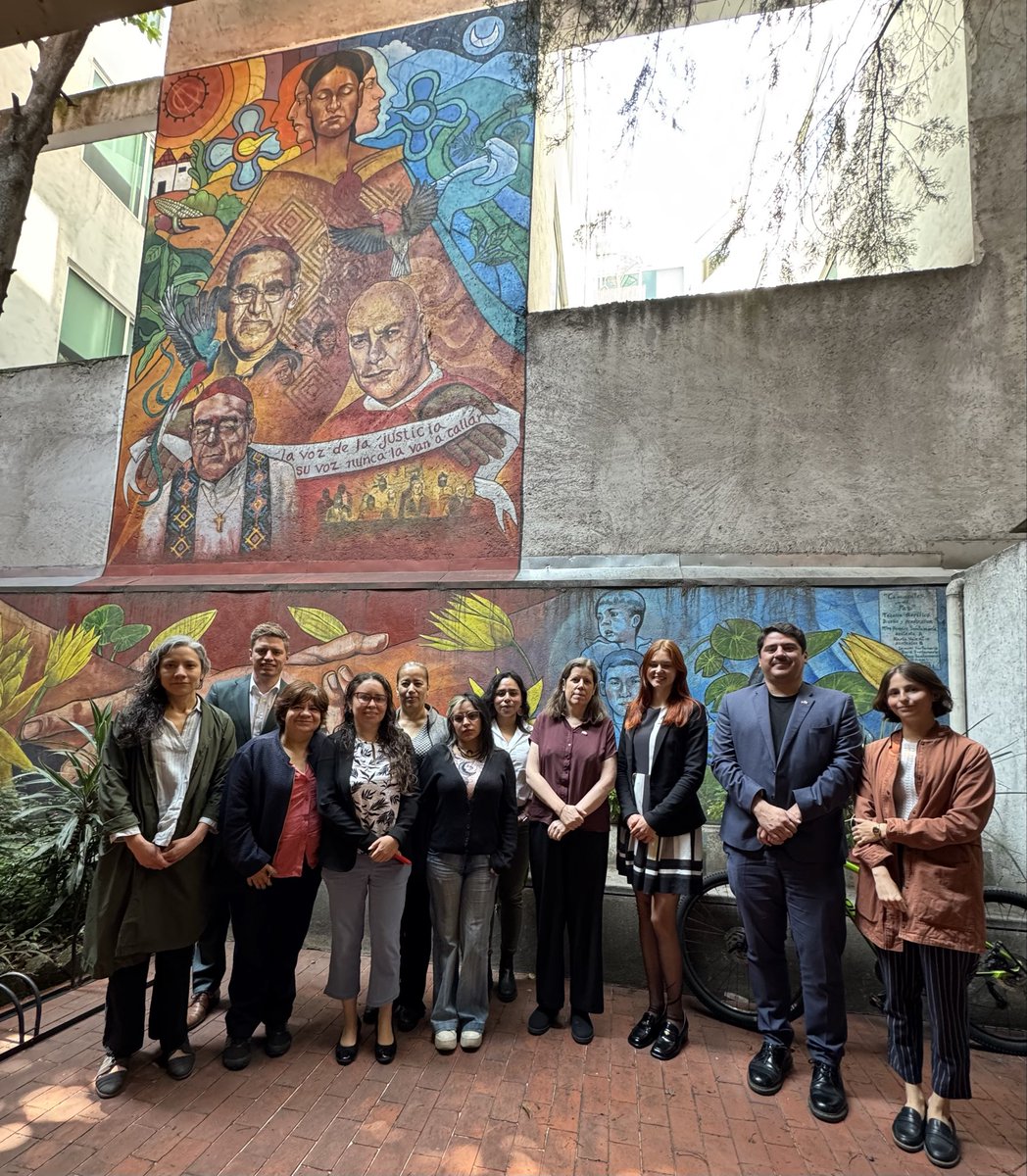 AlemaniaMexi's tweet photo. 🤝Un diálogo que deja huella. En la Casa de Solidaridad (CDMX) escuchamos deja cerca el trabajo y los retos de @OCNF, @RedTDT, @SerapazMexico y el @CentroProdh.

Desde la Embajada de Alemania en México apoyamos el trabajo de la sociedad civil y su labor por los Derechos Humanos. https://t.co/X9oOv4YKtL