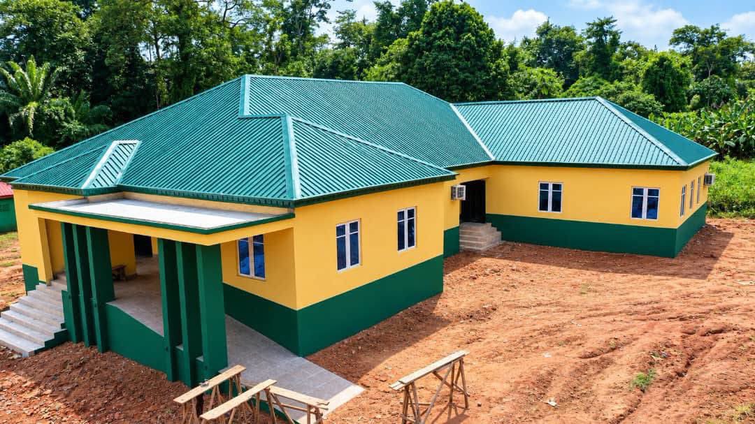 Harmlessdamian's tweet photo. Edo State Governor, Senator @m_akpakomiza , has built and renovated 61 Primary Healthcare Centres across the state’s 18 local government areas in less than two years in office, driving accessible and quality healthcare closer to underserved residents. https://t.co/z9scNEyUZ9
