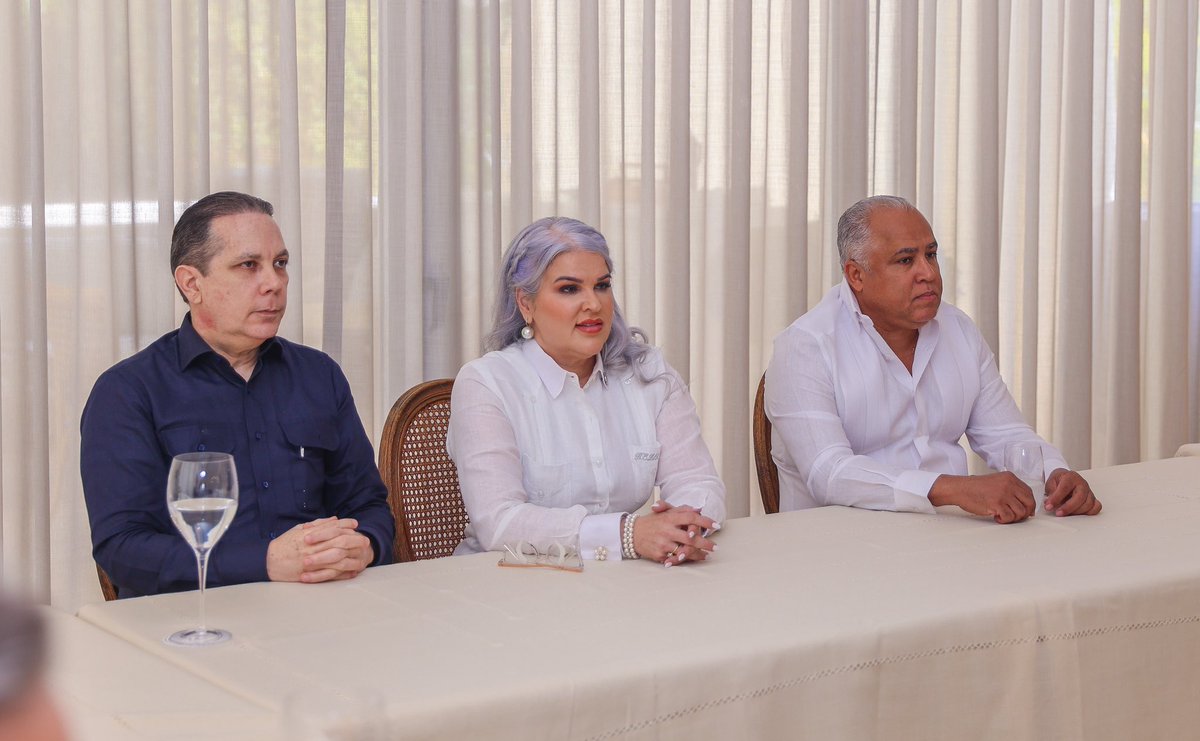 PresidenciaRD's tweet photo. 📍Santiago avanza con más inversión y mejores servicios. 

El Pdte. @LuisAbinader anunció RD 9,000 millones para ampliar el Acueducto del Cibao Central y RD 1,700 millones para mejorar hospitales. 

Estas obras generan bienestar y responden a las necesidades de nuestra gente. https://t.co/tODLXvFxp1
