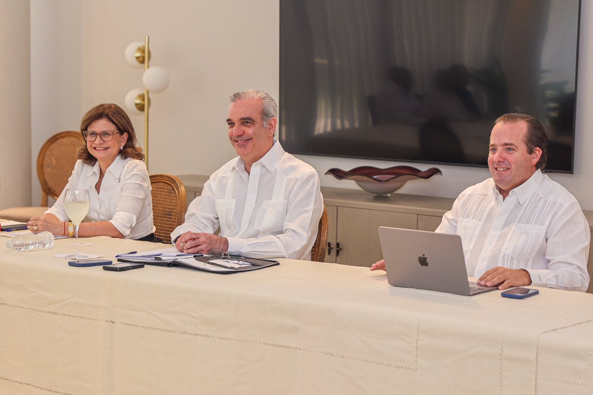 PresidenciaRD's tweet photo. 📍Santiago avanza con más inversión y mejores servicios. 

El Pdte. @LuisAbinader anunció RD 9,000 millones para ampliar el Acueducto del Cibao Central y RD 1,700 millones para mejorar hospitales. 

Estas obras generan bienestar y responden a las necesidades de nuestra gente. https://t.co/tODLXvFxp1