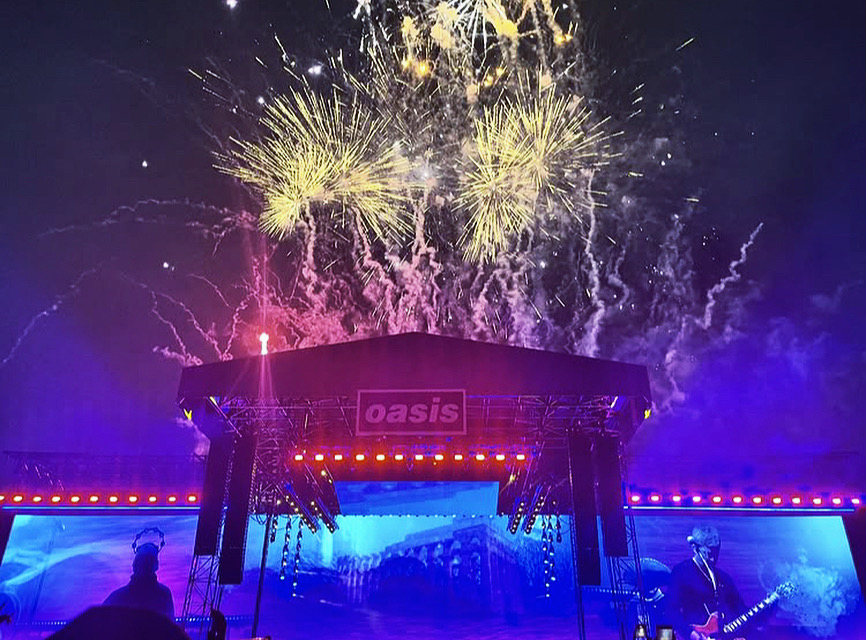 otro_user_2's tweet photo. Ya pasó un año del concierto donde perdí a mi compañera de party, me robaron mi celular, le pagué el boleto al pendejo de mi ex esposo que me andaba cuerneando con media oficina, mejor hubiera comido caca #teamooasis https://t.co/mdOhyQTjKY