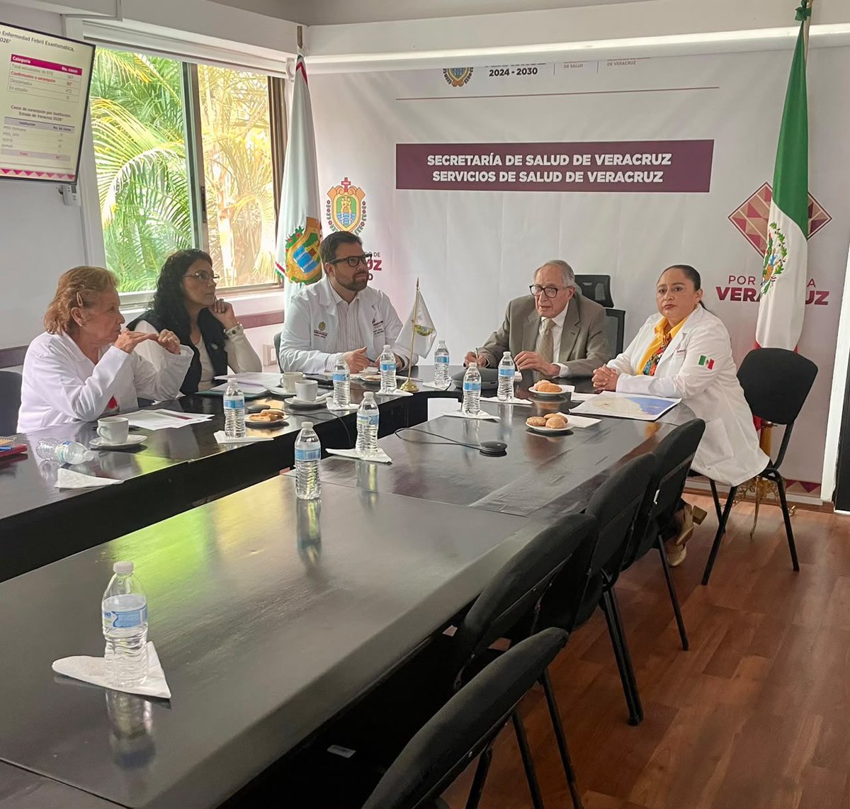 SSalud_mx's tweet photo. Este mediodía, el secretario de Salud, David Kershenobich, se reunió en Xalapa, Veracruz, con la secretaria de Salud de Veracruz, representantes de la Coordinación Estatal del IMSS-Bienestar y el director del Centro Estatal de Cancerología (CECan), para verificar las acciones implementadas para contener el brote de sarampión y cortar las cadenas de transmisión.

La Secretaría de Salud mantiene vigilancia y seguimiento directo, en coordinación con las autoridades estatales, para fortalecer la respuesta y proteger a la población.