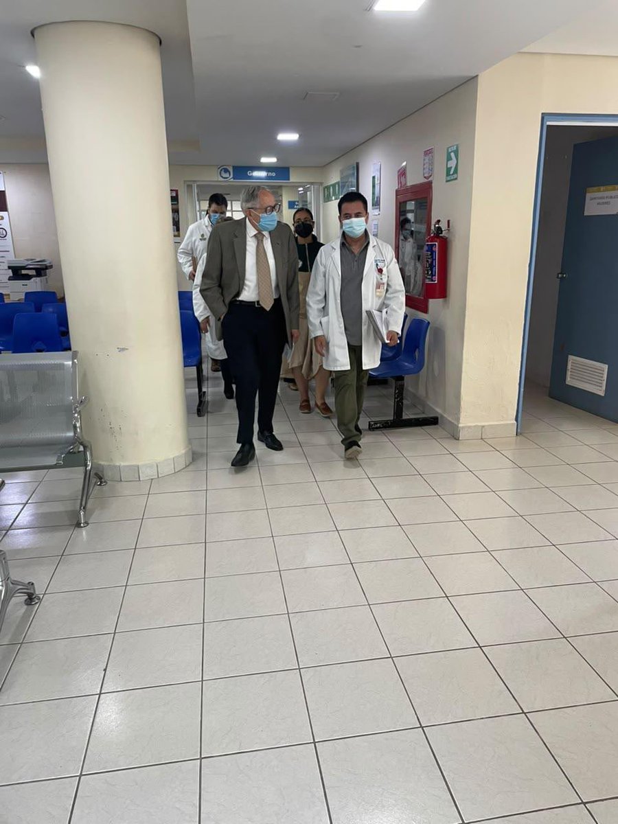 SSalud_mx's tweet photo. Este mediodía, el secretario de Salud, David Kershenobich, se reunió en Xalapa, Veracruz, con la secretaria de Salud de Veracruz, representantes de la Coordinación Estatal del IMSS-Bienestar y el director del Centro Estatal de Cancerología (CECan), para verificar las acciones implementadas para contener el brote de sarampión y cortar las cadenas de transmisión.

La Secretaría de Salud mantiene vigilancia y seguimiento directo, en coordinación con las autoridades estatales, para fortalecer la respuesta y proteger a la población.