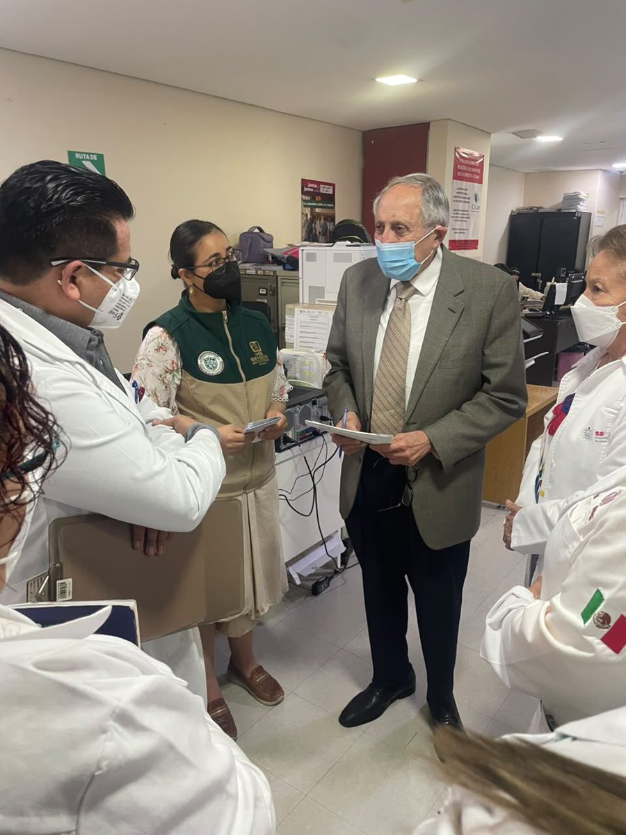 SSalud_mx's tweet photo. Este mediodía, el secretario de Salud, David Kershenobich, se reunió en Xalapa, Veracruz, con la secretaria de Salud de Veracruz, representantes de la Coordinación Estatal del IMSS-Bienestar y el director del Centro Estatal de Cancerología (CECan), para verificar las acciones implementadas para contener el brote de sarampión y cortar las cadenas de transmisión.

La Secretaría de Salud mantiene vigilancia y seguimiento directo, en coordinación con las autoridades estatales, para fortalecer la respuesta y proteger a la población.