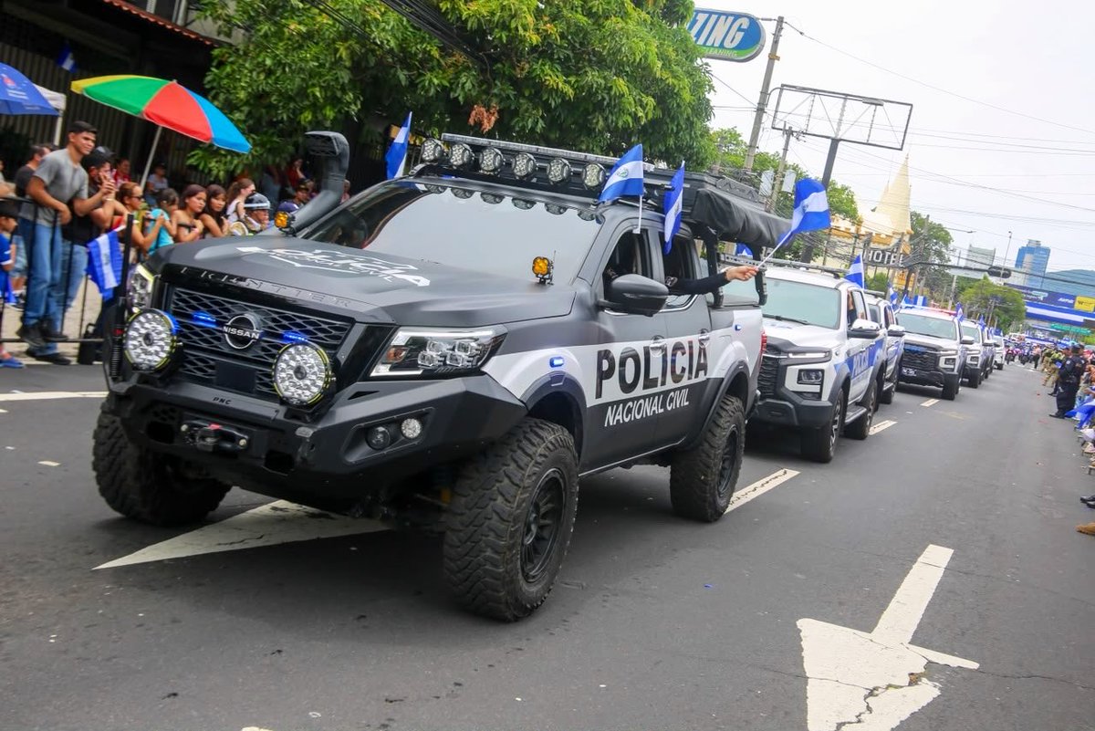 PNCSV's tweet photo. 🇸🇻👮🏻‍♀️👮🏻‍♂️ Disciplina, respeto y lealtad a la patria.

Con ese espíritu de ímpetu y servicio, desfilaron este día nuestras diferentes unidades policiales.

¡Vivimos la Independencia por todo lo alto! https://t.co/IhjjbEjgKk