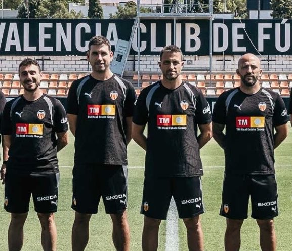 Vicentburguete1's tweet photo. Obviando jugadores, celebro que profesionales que llevan muchos años en la sombra aprovechen su oportunidad en @LaLiga.

Óscar Sánchez y su staff hoy:

👨🏻‍🏫Toni Navarro, (20 años en la #AcademiaVCF)

🤓Fernando Ros (Analista)

🏋🏻‍♂️Juan Capilla (PF). 

🔛En la sombra, pero hoy tocaba. https://t.co/7zHXi6Kq6Y