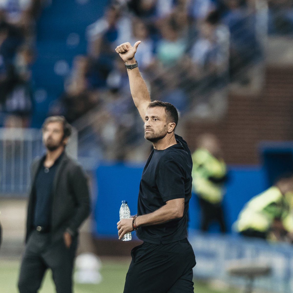 Vicentburguete1's tweet photo. Obviando jugadores, celebro que profesionales que llevan muchos años en la sombra aprovechen su oportunidad en @LaLiga.

Óscar Sánchez y su staff hoy:

👨🏻‍🏫Toni Navarro, (20 años en la #AcademiaVCF)

🤓Fernando Ros (Analista)

🏋🏻‍♂️Juan Capilla (PF). 

🔛En la sombra, pero hoy tocaba. https://t.co/7zHXi6Kq6Y