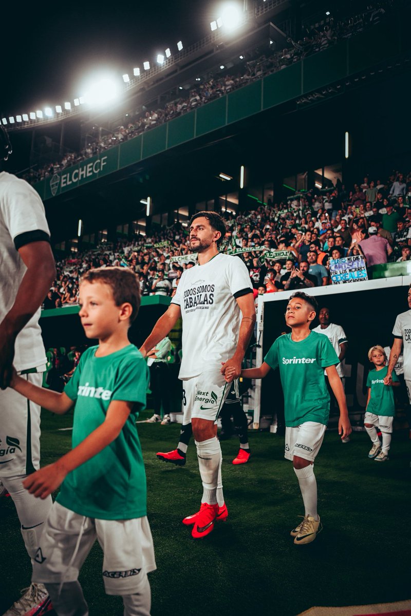 elchecf's tweet photo. 𝐓𝐎𝐃𝐎𝐒 𝐒𝐎𝐌𝐎𝐒 𝐂𝐀𝐁𝐀𝐋𝐋𝐀𝐒. 👊

@elchecf y @realmadrid han saltado al Martínez Valero con camisetas de apoyo a Ceuta con el lema ‘Todos somos Caballas’. 

No estáis solos. Todos somos Caballas. https://t.co/plxhajEbkF