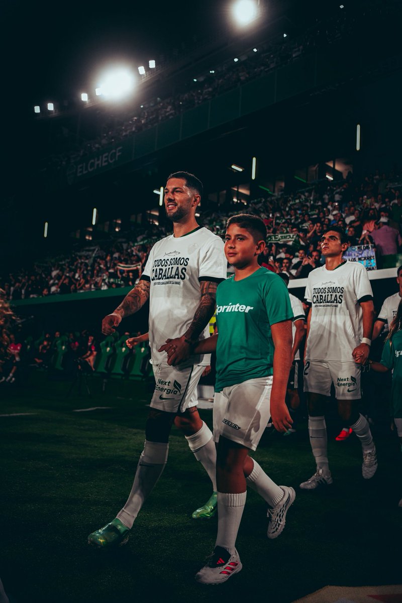 elchecf's tweet photo. 𝐓𝐎𝐃𝐎𝐒 𝐒𝐎𝐌𝐎𝐒 𝐂𝐀𝐁𝐀𝐋𝐋𝐀𝐒. 👊

@elchecf y @realmadrid han saltado al Martínez Valero con camisetas de apoyo a Ceuta con el lema ‘Todos somos Caballas’. 

No estáis solos. Todos somos Caballas. https://t.co/plxhajEbkF