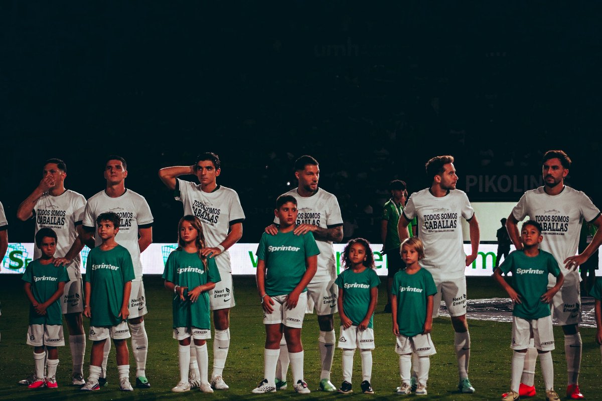 elchecf's tweet photo. 𝐓𝐎𝐃𝐎𝐒 𝐒𝐎𝐌𝐎𝐒 𝐂𝐀𝐁𝐀𝐋𝐋𝐀𝐒. 👊

@elchecf y @realmadrid han saltado al Martínez Valero con camisetas de apoyo a Ceuta con el lema ‘Todos somos Caballas’. 

No estáis solos. Todos somos Caballas. https://t.co/plxhajEbkF