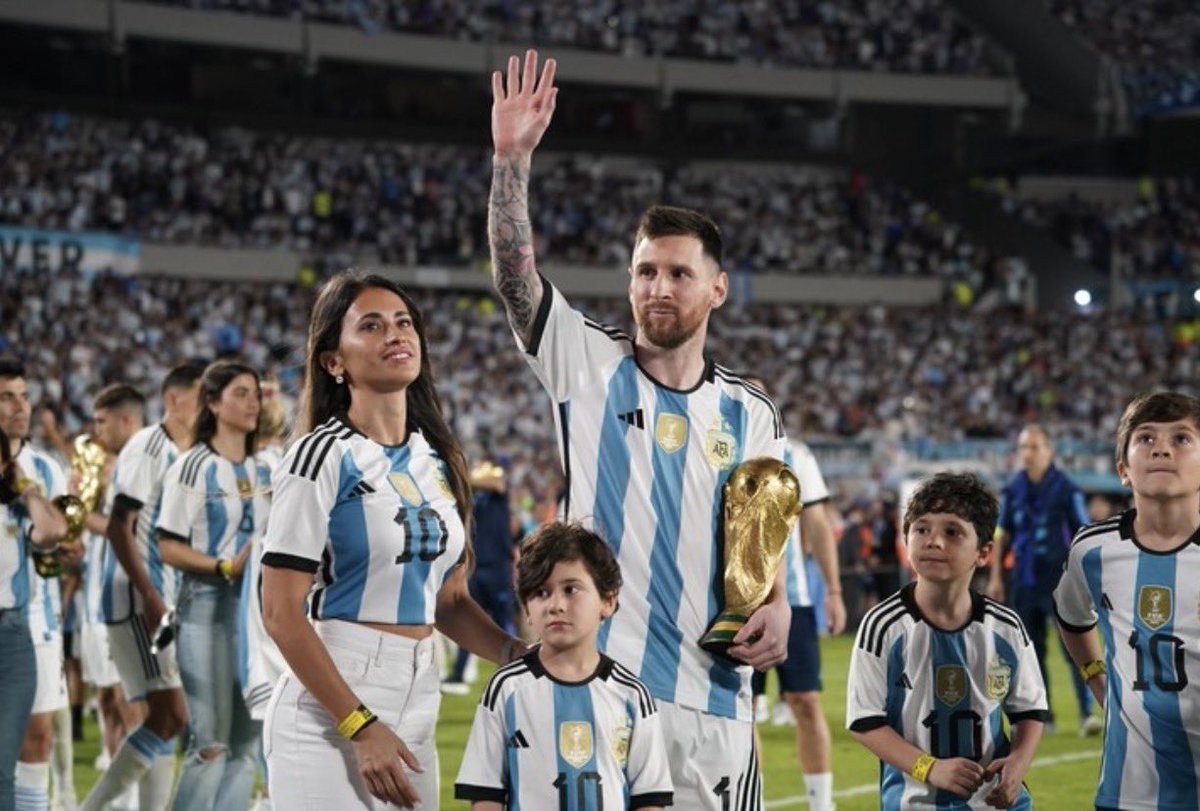 nic0riverplate's tweet photo. El último baile en CASA 🇦🇷 🤍❤️🤍 https://t.co/knNBnCEJwI