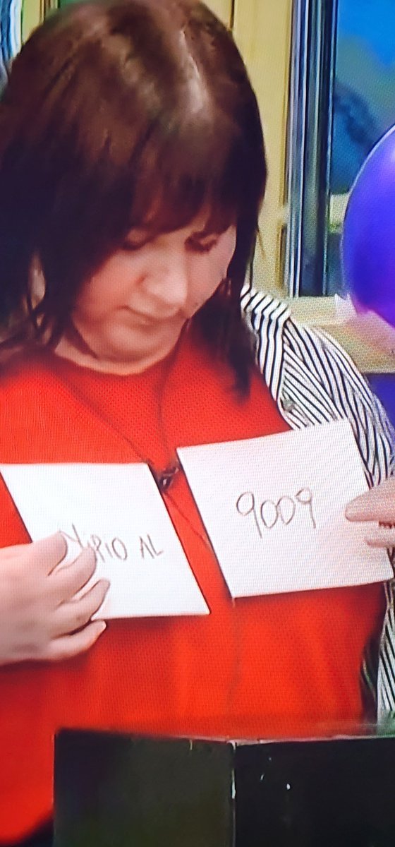 su89229's tweet photo. El nivel de blindaje a Yipio ya es obsceno. Anoche Sol puso "Sol al 9009" en un papel y Gran Hermano la retó al instante, obligándola a devolver todo. Sol se los dijo en la cara: Yipio armó su campaña en el césped con el Jenga gigante y no dijeron nada. Hoy, en plena actividad de los globos, Yipio volvió a meter sus tarjetas de "YIPIO AL 9009" usando los materiales de la actividad mientras Sol exponía. ¿Hubo llamada de atención? Ninguna.
​Le abren el camino a una y le tiran el box por la cabeza a la otra. Quieren imponer una ganadora digital, pero se olvidan de que el público ve todo. Que la rabia y el acomodo se estrellen contra los votos de la gente.
​SOL AL 9009 #GranHermanoGeneraciónDorada