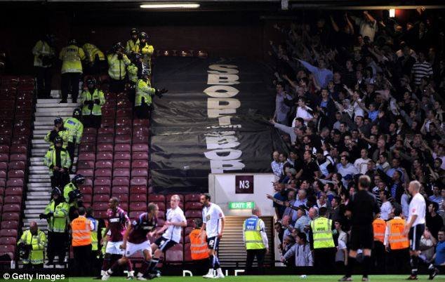 AscensoInglesok's tweet photo. 🚬🍿 Señoras y señores este sábado vuelve después de 14 años. Millwall vs West Ham https://t.co/gVOngVm4ls