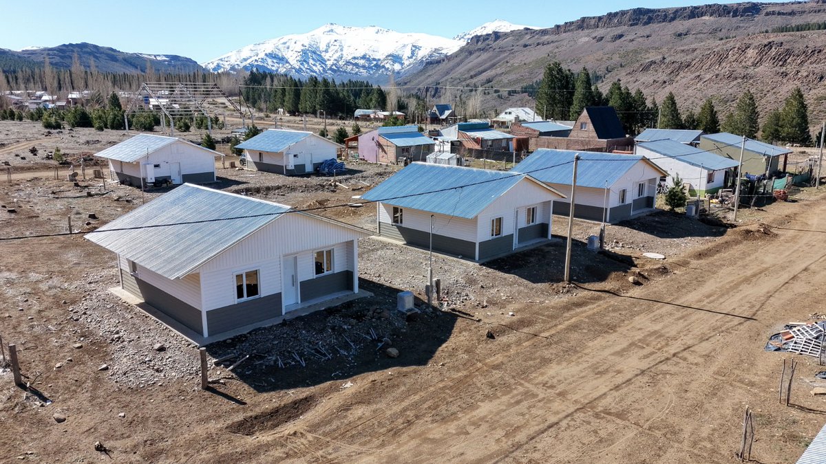 Rolo_Figueroa's tweet photo. NUEVAS SOLUCIONES HABITACIONALES PARA MÁS FAMILIAS NEUQUINAS

En cada localidad de Neuquén queremos que las familias puedan proyectar su futuro sin alejarse de su comunidad. Por eso avanzamos con soluciones habitacionales en todo el territorio: en Manzano Amargo, cinco familias están cada vez más cerca de tener su casa propia.

Son viviendas realizadas por nuestra empresa provincial @Corfonesa  que fortalecen el arraigo y acompañan el crecimiento de cada región. Seguimos llevando obras y respuestas concretas a cada rincón de la provincia, con un Estado cerca de la gente.

@MinTrabajoNqn