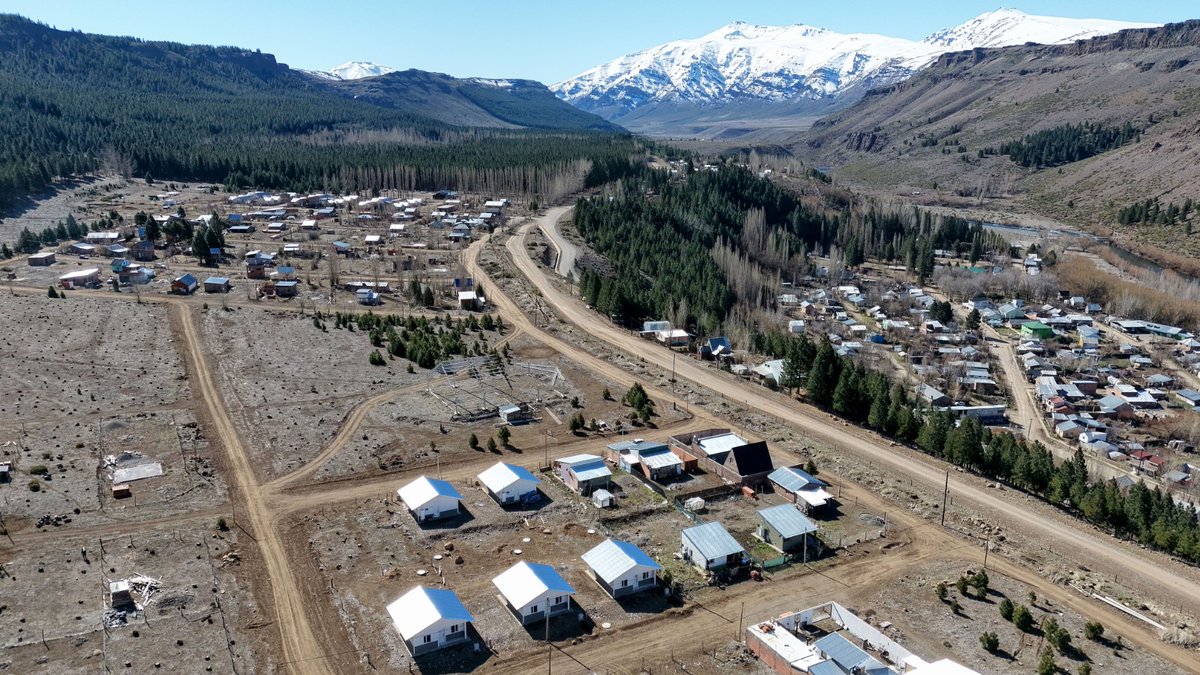 Rolo_Figueroa's tweet photo. NUEVAS SOLUCIONES HABITACIONALES PARA MÁS FAMILIAS NEUQUINAS

En cada localidad de Neuquén queremos que las familias puedan proyectar su futuro sin alejarse de su comunidad. Por eso avanzamos con soluciones habitacionales en todo el territorio: en Manzano Amargo, cinco familias están cada vez más cerca de tener su casa propia.

Son viviendas realizadas por nuestra empresa provincial @Corfonesa  que fortalecen el arraigo y acompañan el crecimiento de cada región. Seguimos llevando obras y respuestas concretas a cada rincón de la provincia, con un Estado cerca de la gente.

@MinTrabajoNqn