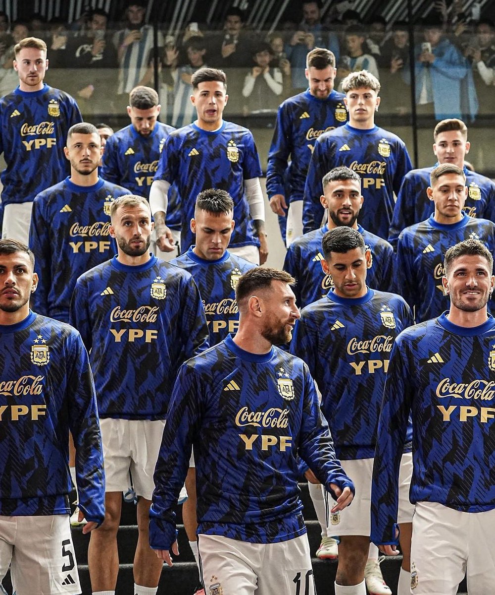 AlbicelesteTalk's tweet photo. 🚨🇦🇷 Every member of Argentina’s 2022 World Cup-winning squad has been invited to attend Leo Messi’s farewell at the Monumental.

In addition to Messi, Rodrigo De Paul and Gio Lo Celso will also only feature in the final match on October 6. 💙🤍 https://t.co/c3XTduwz76