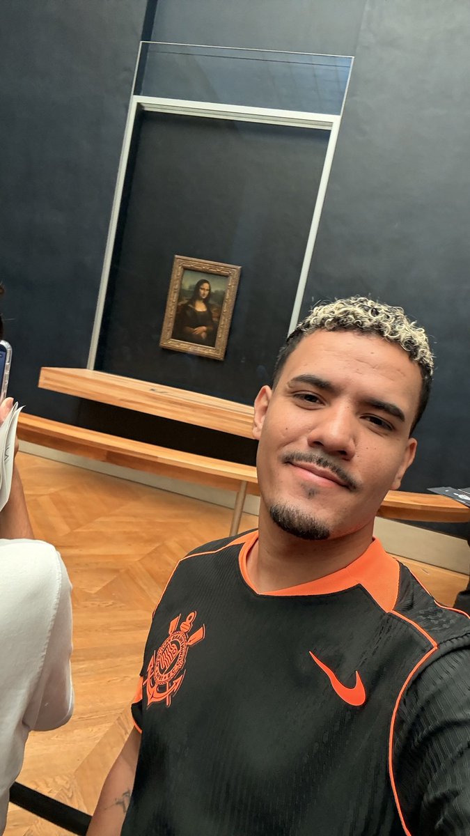 monteiirothiago's tweet photo. @ocamargoluiz Tao linda que fui no Louvre ver a Monalisa com ela https://t.co/toJKhEsPmi