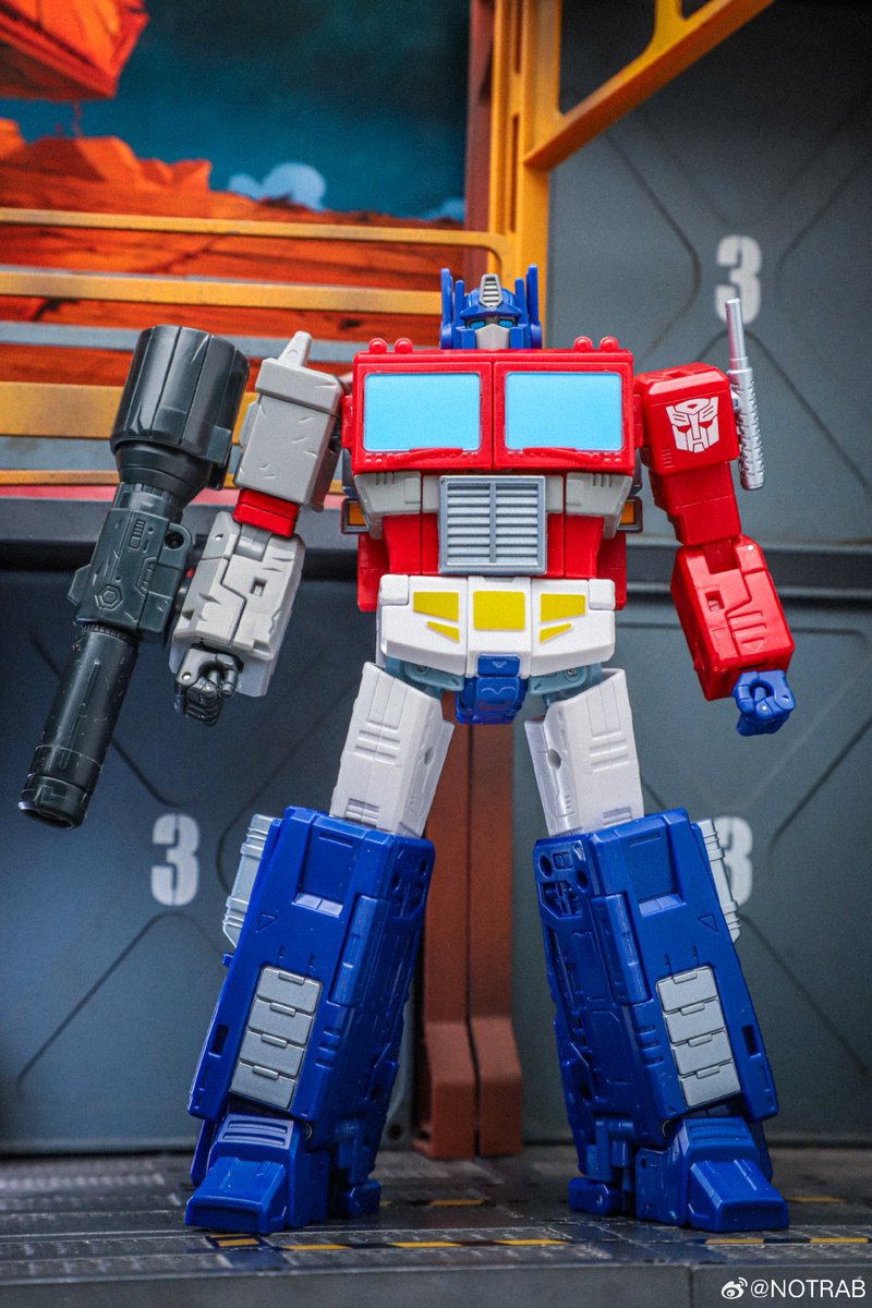 TransformersHQ1's tweet photo. A look at Transformers Studio Series Energon Universe Optimus Prime!

📸: NOTRAB (Weibo)

#Transformers https://t.co/YOfxBwyxM2