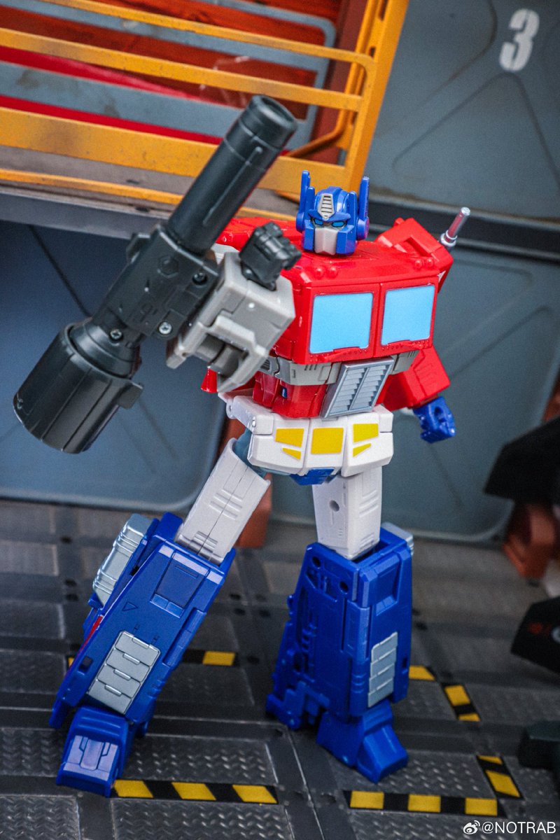 TransformersHQ1's tweet photo. A look at Transformers Studio Series Energon Universe Optimus Prime!

📸: NOTRAB (Weibo)

#Transformers https://t.co/YOfxBwyxM2